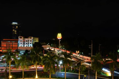 QUEZON ŞEHRİ, PH - 22 DEC - Quezon şehrinin 22 Aralık 2018 gecesi, Quezon City, Filipinler.