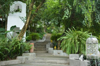 RIZAL, PH - 22 Aralık - Pinto Sanat Müzesi Açık Merdiven ve Çan 22 Aralık 2018 tarihinde Antipolo, Rizal, Filipinler