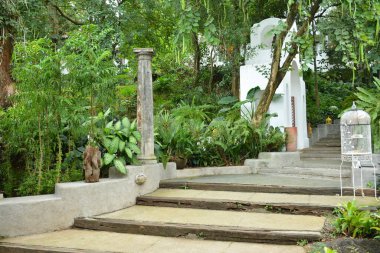 RIZAL, PH - 22 Aralık - Pinto Sanat Müzesi Açık Merdiven ve Çan 22 Aralık 2018 tarihinde Antipolo, Rizal, Filipinler