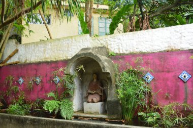 RIZAL, PH - 22 Aralık - Pinto Sanat Müzesi bahçe su havuzu 22 Aralık 2018 tarihinde Antipolo, Rizal, Filipinler