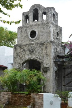 RIZAL, PH - 22 Aralık - Pinto Sanat Müzesi çan kulesi ön cephesi 22 Aralık 2018, Antipolo, Rizal, Filipinler