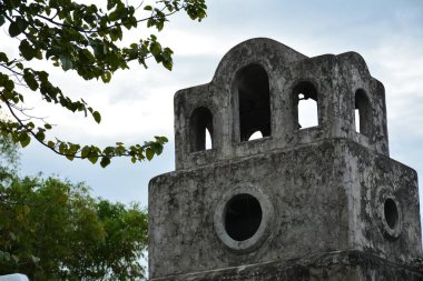 RIZAL, PH - 22 Aralık - Pinto Sanat Müzesi çan kulesi ön cephesi 22 Aralık 2018, Antipolo, Rizal, Filipinler