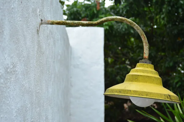 Gul Lyktstolpe Med Glödlampa Hänger Utanför Husväggen — Stockfoto