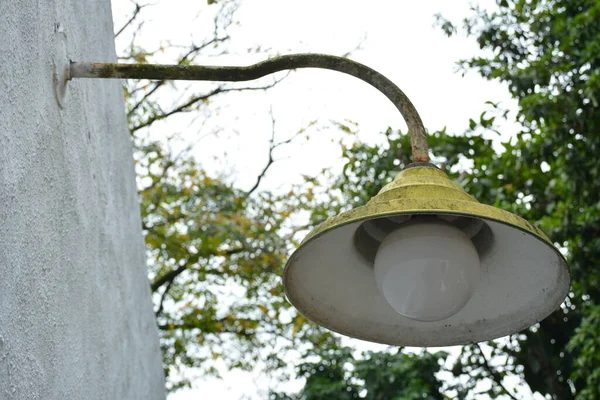 Poste Lâmpada Amarela Com Bulbo Pendurar Fora Parede Casa — Fotografia de Stock