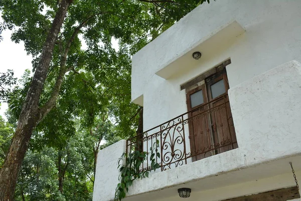 Filipinler 'de evin ön cephesinde balkon kapısı ve parmaklıklar.