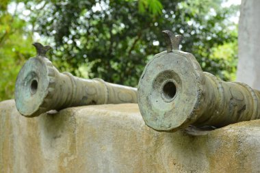 Eski paslı gemi topu denizde savaşmak için kullanılıyor.
