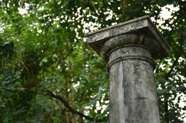 Gri, uzun, Yunan esinlenilmiş kiriş ve bahçenin dışındaki sanat detayları