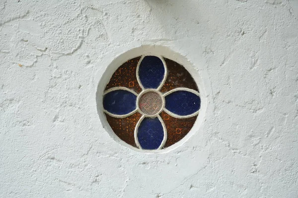 Vlekt Glas Met Gele Blauwe Bloem Geïnspireerde Cirkel Vorm Van — Stockfoto