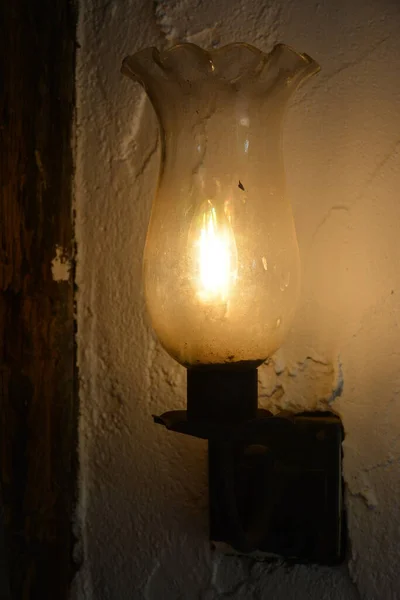 Lámpara Naranja Incandescente Con Vidrio Colocado Dentro Capilla —  Fotos de Stock