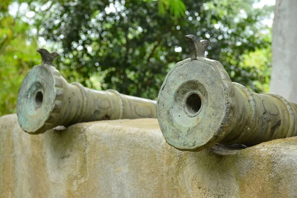 Eski paslı gemi topu denizde savaşmak için kullanılıyor.