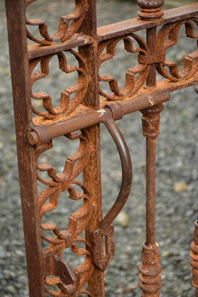 庭の鉄金属製の庭の門を塗装していない錆びた — ストック写真