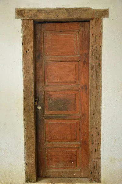 Использование Коричневых Деревянных Дверей Доме — стоковое фото