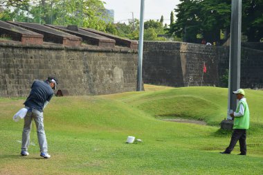MANILA, PH - APR 7 - 7 Nisan 2019 tarihinde Manila, Filipinler 'de Intramuros' ta golf kursu.