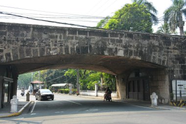 MANILA, PH - APR 7 - Intramuros giriş kemeri 7 Nisan 2019, Manila, Filipinler.