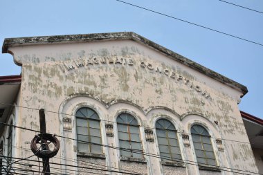 MANILA, PH - APR 7 - 7 Nisan 2019 'da Manila, Filipinler' de Intramuros 'ta kusursuz gebelik binası cephesi.