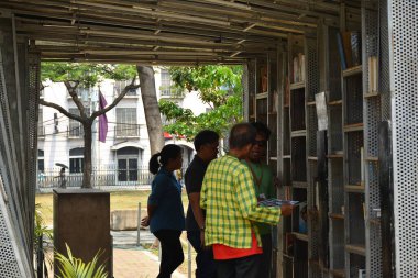 MANILA, PH - APR 7 - Intramuros 'taki açık hava kütüphanesi 7 Nisan 2019, Manila, Filipinler.