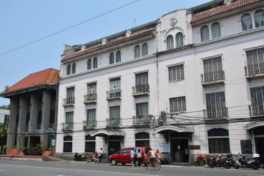 MANILA, PH - APR 7 - 7 Nisan 2019 'da Manila, Filipinler' de Intramuros 'taki nakliye merkezi cephesi.