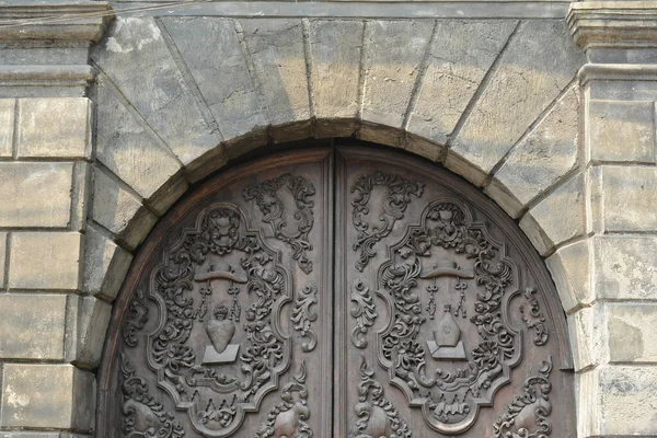 マニラ Apr サンアグスティン教会のドアで4月の7 2019でマニラ フィリピン — ストック写真