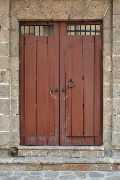 金属ノブ付きの背の高い木製のドアは 家を出入りするために使用します — ストック写真
