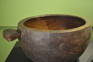 Filipinler 'deki kabileler tarafından kullanılan ahşap sergiden yapılmış mutfak aletleri kasesi.