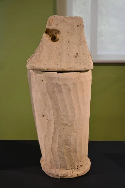 Exposición Urna Funeraria Piedra Marrón Museo Utilizado Por Las Tribus — Foto de Stock