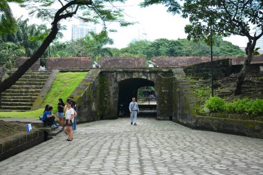 MANILA, PH-OCT. 5 - Puerta del Parian tüneli ve Intramuros surları 5 Ekim 2019 tarihinde Manila, Filipinler. 