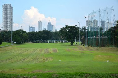MANILA, PH-OCT 5 - Intramuros 'taki golf sahası 5 Ekim 2019' da Manila, Filipinler 'de duvarlarla çevrili şehir. 