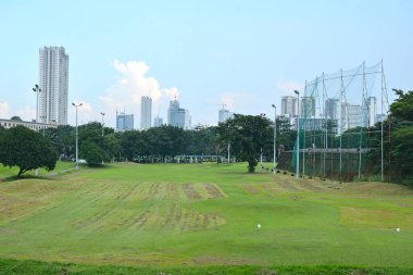 MANILA, PH-OCT 5 - Intramuros 'taki golf sahası 5 Ekim 2019' da Manila, Filipinler 'de duvarlarla çevrili şehir. 
