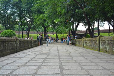 MANILA, PH-OCT. 5 - Intramuros 'taki Puerta del Parian köprüsü 5 Ekim 2019' da Manila, Filipinler 'de duvarlarla çevrili. 