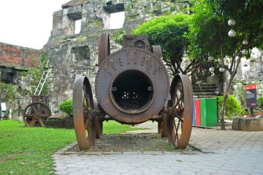 MANILA, PH-OCT. 5 - Baluarte De San Diego paslı lokomotif treni ve parçaları Intramuros 'ta 5 Ekim 2019' da Manila, Filipinler 'de duvarlarla çevrili kentte sergilendi.. 