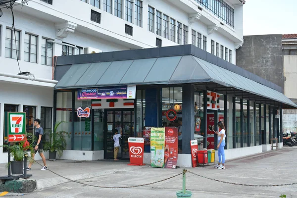 2017年10月5日在菲律宾马尼拉Intramuros城墙城的11个便利店立面 — 图库照片