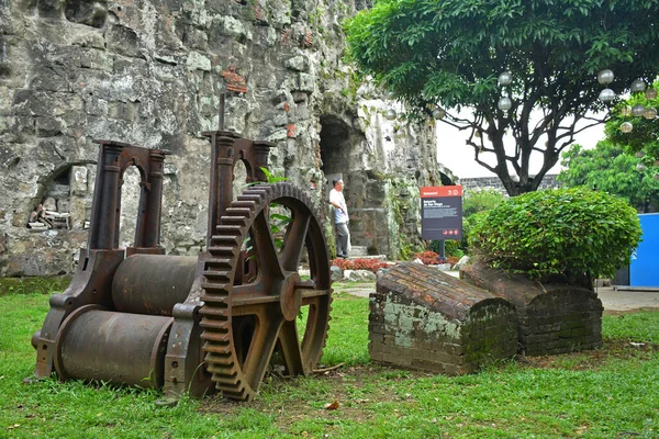 曼尼拉 Oct 2019年10月5日在菲律宾马尼拉的Intramuros城墙内展示的巴卢特德圣地亚哥生锈的火车头和零件 — 图库照片