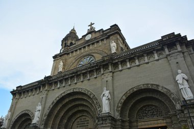 MANILA, PH-OCT. 5 - Manila Katedrali İntramuros 'taki cephesi 5 Ekim 2019' da Manila, Filipinler 'de duvarlarla çevrili bir şehir. 
