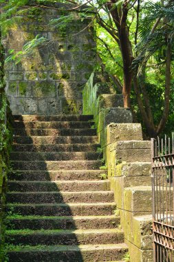 Filipinler 'de İspanyol döneminde alglerle kaplanmış tuğlalardan yapılmış açık hava merdivenleri.