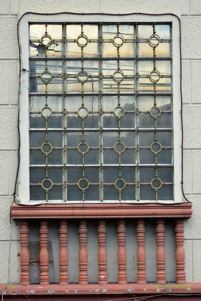 フィリピンのスペイン時代の手すりとグリル付きの窓の外 — ストック写真