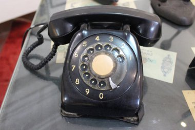 MANILA, PH-8 - 8 Şubat 2020 'de Escolta, Manila, Filipinler' de Birinci Birleşik İnşaat Müzesi 'nde klasik döner telefon.
