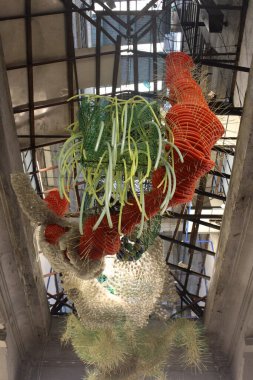 Sanat dekorasyonunun bir parçası olarak çeşitli plastik ürünlerden yapılmış renkli deniz yaratığı tavanı görüntüsü