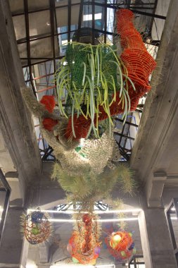 Sanat dekorasyonunun bir parçası olarak çeşitli plastik ürünlerden yapılmış renkli deniz yaratığı tavanı görüntüsü