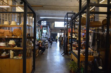 MANILA, PH-8 - 8 Şubat 2020 'de Escolta, Manila, Filipinler' deki First United binasında kabinleri göster.