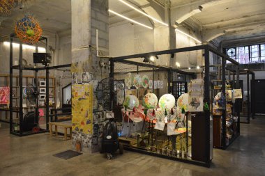 MANILA, PH-8 - 8 Şubat 2020 'de Escolta, Manila, Filipinler' deki First United binasında kabinleri göster.