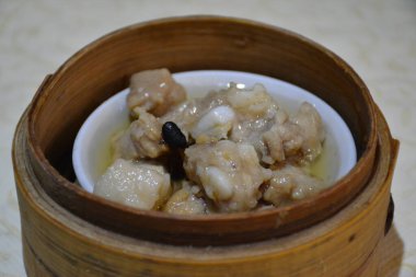 Çin lokantasında domuz buğulama menüsü servis edilir.