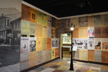 MANILA, PH - JAN 3 - Manila, Filipinler 'deki Çin Mahallesi Müzesi' nde 3 Ocak 2020 'de duvar resmi sergisi boyunca gazete makaleleri.