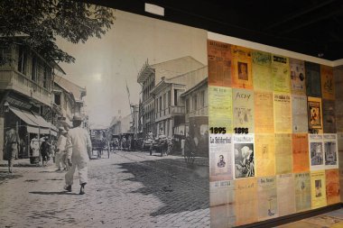 MANILA, PH - JAN 3 - Manila, Filipinler 'deki Çin Mahallesi Müzesi' nde 3 Ocak 2020 'de duvar resmi sergisi boyunca gazete makaleleri.
