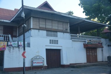 BATANGAS, PH - 4 Mayıs - M Lhuillier nakit kredileri cephe 4 Mayıs 2019, Batangas, Filipinler.