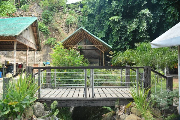 Batangas May 2019年5月4日在菲律宾巴丹加斯的Villa Jovita度假村小屋和树木 — 图库照片