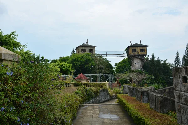 BATANGAS, PH - 4 Mayıs - Fantezi dünyası tema parkı patikası 4 Mayıs 2019, Batangas, Filipinler. Fantezi Dünyası, Filipinler 'de terkedilmiş bir tema parkı ve turistik bir yerdir..