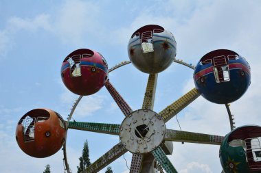 BATANGAS, PH - 4 Mayıs - Fantezi dünyası tema parkı dönme dolap 4 Mayıs 2019 'da Batangas, Filipinler' de. Fantezi Dünyası, Filipinler 'de terkedilmiş bir tema parkı ve turistik bir yerdir..