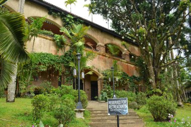 BATANGAS, PH - 4 Mayıs - 4 Mayıs 2019 tarihinde Nasugbu, Batangas, Filipinler 'de Caleruega' daki Tomasino Salonu yatakhanesi cephesi.