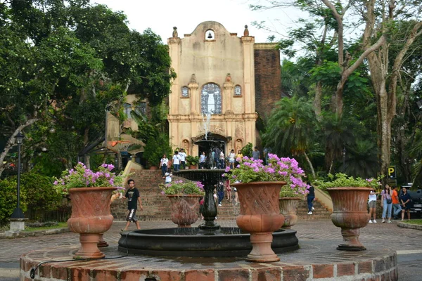 Batangas Mai Die Dominicum Fassade Und Der Wasserbrunnen Caleruega Mai — Stockfoto