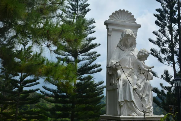 BATANGAS, PH - 4 Mayıs - 4 Mayıs 2019 'da Nasugbu, Batangas, Filipinler' deki Kutsal Tespih Mihrabımız.